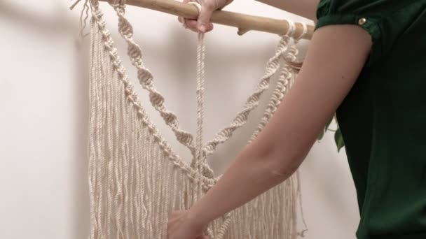 女性は棒の上でマクレムを織り. — ストック動画