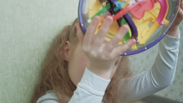 Menina jogar com quebra-cabeça de brinquedo tridimensional — Vídeo de Stock