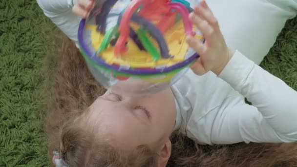 Menina jogar com quebra-cabeça de brinquedo tridimensional — Vídeo de Stock