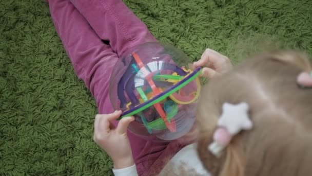 Menina jogar com quebra-cabeça de brinquedo tridimensional — Vídeo de Stock