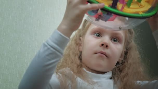 Bambina giocare con puzzle giocattolo tridimensionale — Video Stock