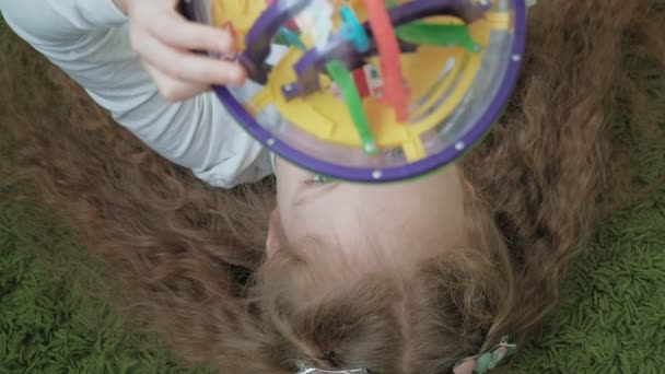 Menina jogar com quebra-cabeça de brinquedo tridimensional — Vídeo de Stock