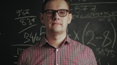 Adam tahtaya matematik formülü yazıyor.