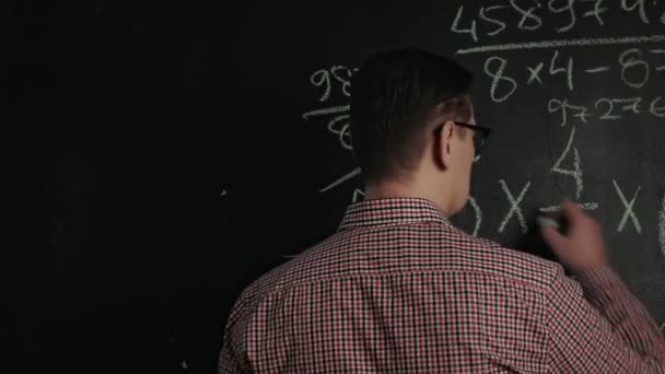 Man skriver matematik formel på svarta tavlan — Stockvideo