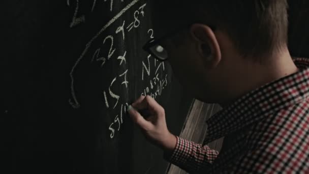 Hombre escribe fórmula matemática en pizarra — Vídeo de stock