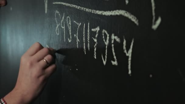 男は黒板に数式を書き — ストック動画