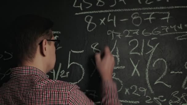 人在黑板上写下数学公式 — 图库视频影像