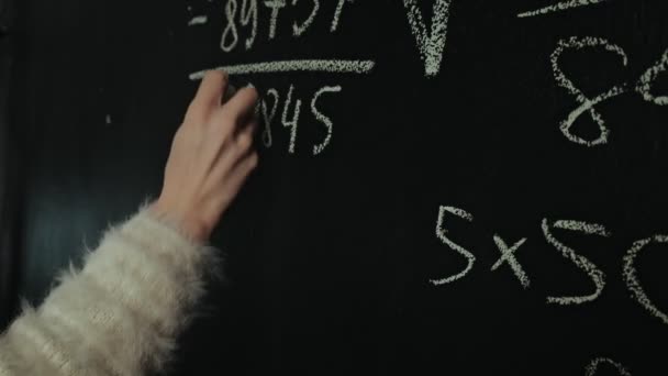 Man schrijft wiskunde formule op schoolbord — Stockvideo