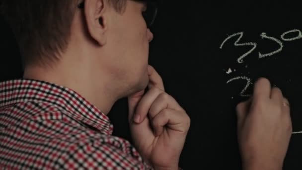 Homme écrit formule mathématique sur tableau noir — Video