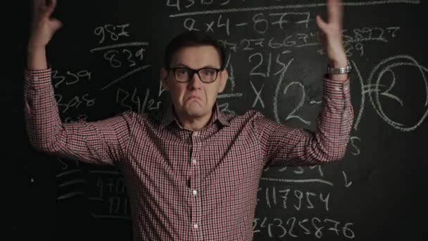 Homem escreve fórmula matemática no quadro negro — Vídeo de Stock