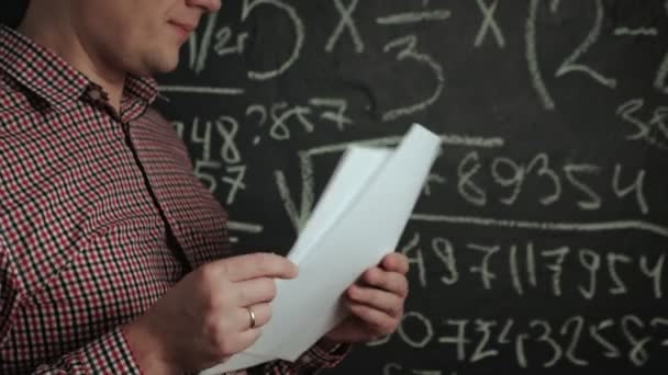 Человек пишет формулу математики на доске — стоковое видео