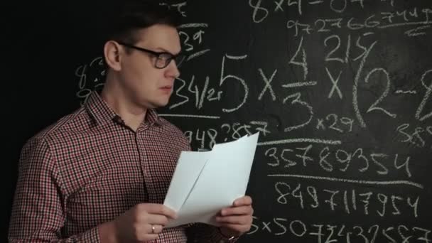 Hombre escribe fórmula matemática en pizarra — Vídeos de Stock