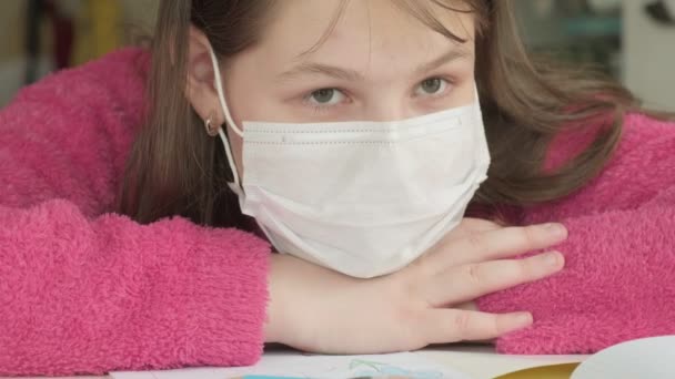 Fille en masque médical étudiant à la maison pendant la pandémie de coronavirus — Video