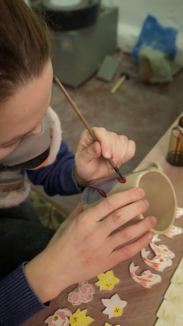 Femme céramiste peint un produit d'argile.. Vidéo verticale — Video