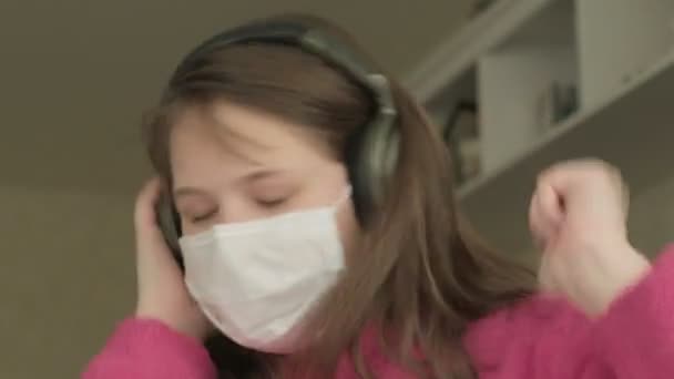 Fille en masque médical étudiant à la maison pendant la pandémie de coronavirus — Video