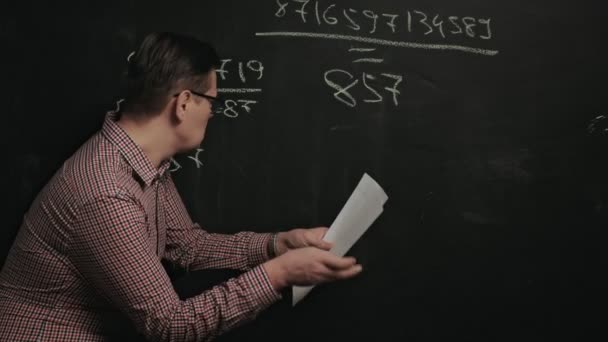 사람은 칠판에 수학 공식을 쓴다 — 비디오