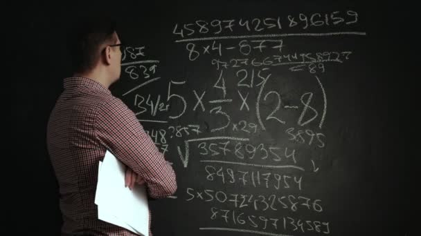Uomo scrive formula matematica sulla lavagna — Video Stock
