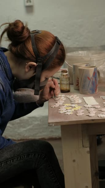 Ceramista feminina pinta um produto de barro.. Vídeo vertical — Vídeo de Stock