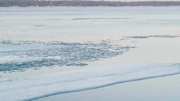 White ice floats on the river — Stock Video