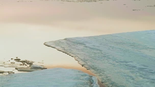 Weißes Eis schwimmt auf dem Fluss — Stockvideo