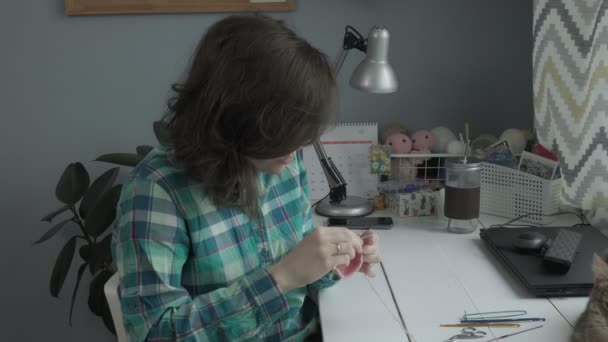 Una mujer joven crochets . — Vídeos de Stock