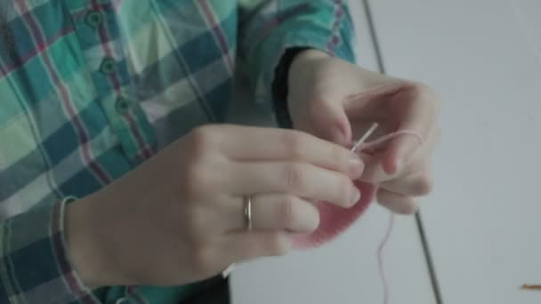 Una mujer joven crochets . — Vídeos de Stock