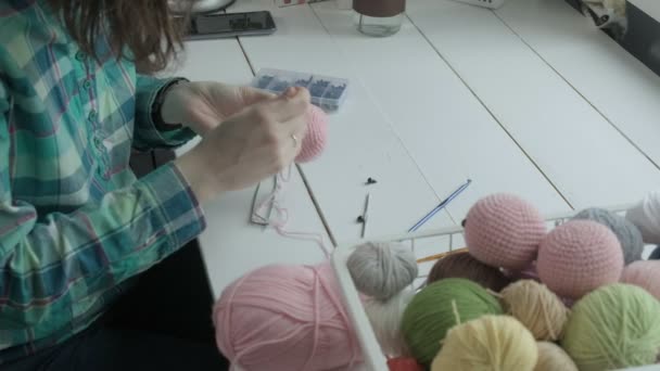 A young woman crochets. — Stock Video