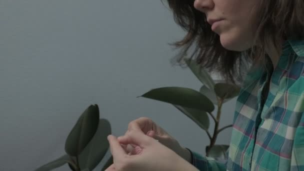 Una mujer joven crochets . — Vídeos de Stock