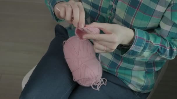 A young woman crochets. — Stock Video