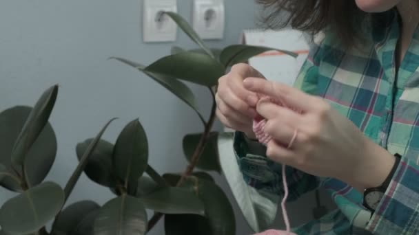 Una mujer joven crochets . — Vídeos de Stock