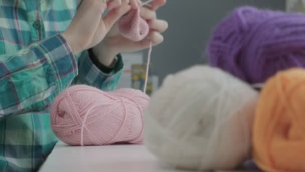 Una mujer joven crochets . — Vídeos de Stock
