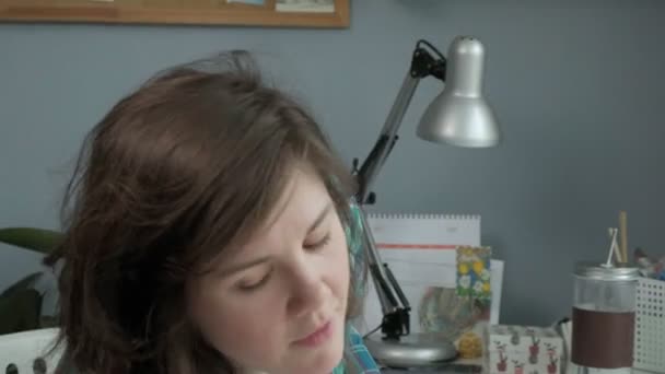 Uma jovem mulher crochê . — Vídeo de Stock