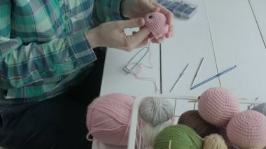 Genç bir kadın örgü örüyor..