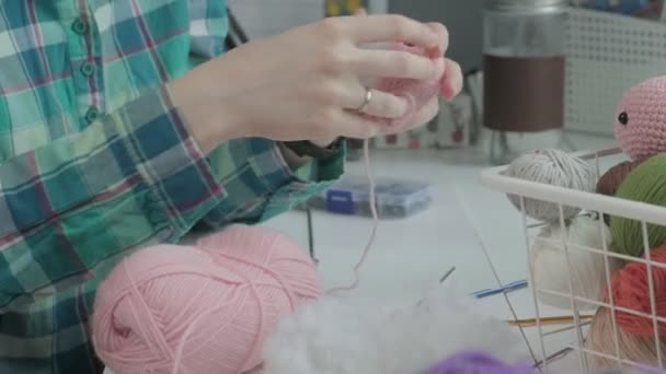 A young woman crochets. — Stock Video