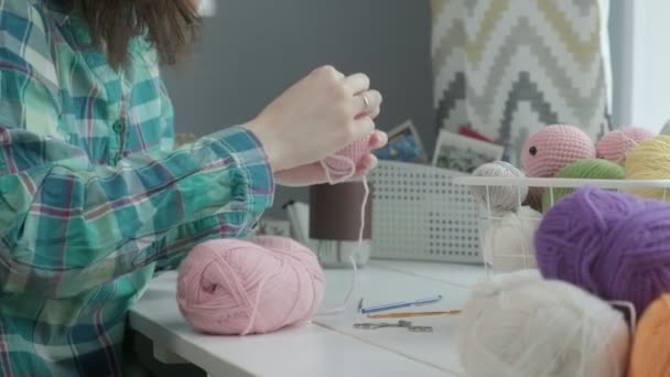 Una mujer joven crochets . — Vídeo de stock