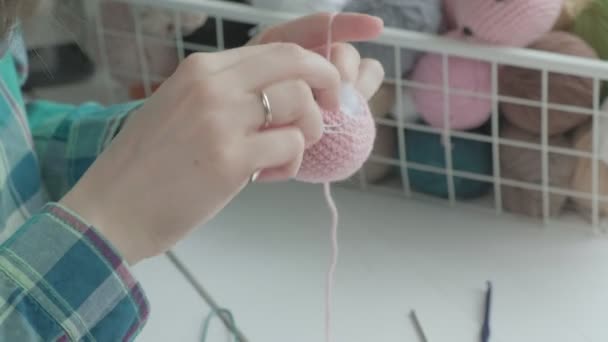 若い女性のかぎ針編み. — ストック動画