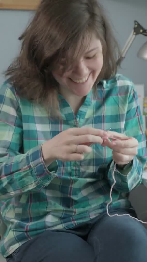 Una mujer joven crochets. Vídeo vertical — Vídeo de stock