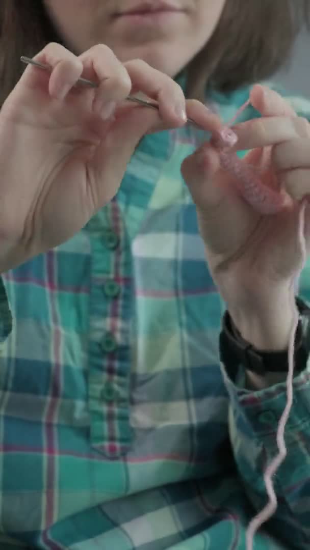 Una mujer joven crochets. Vídeo vertical — Vídeos de Stock