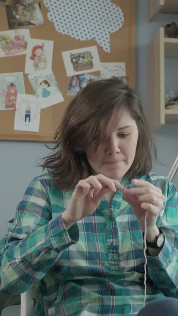 Uma jovem mulher crochê. Vídeo vertical — Vídeo de Stock