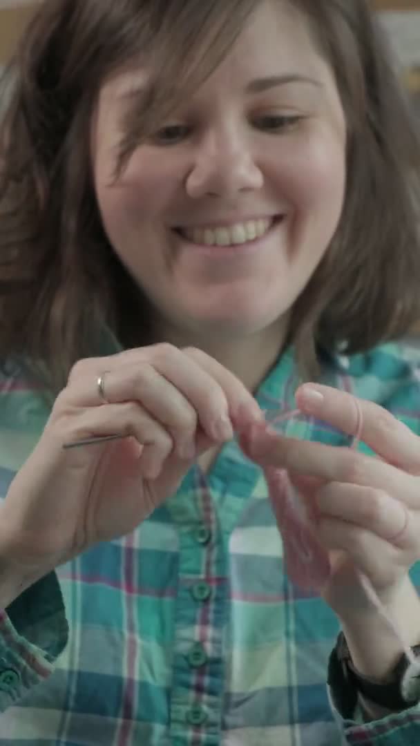 Una mujer joven crochets. Vídeo vertical — Vídeo de stock