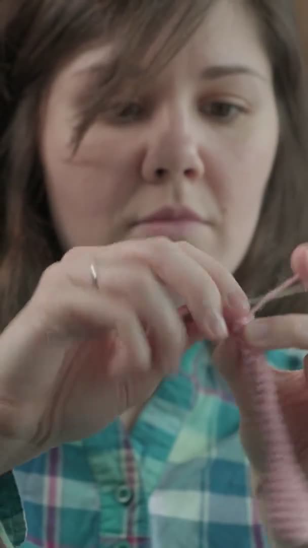 Una mujer joven crochets. Vídeo vertical — Vídeos de Stock