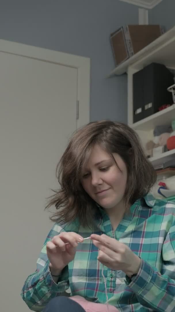 Una mujer joven crochets. Vídeo vertical — Vídeo de stock