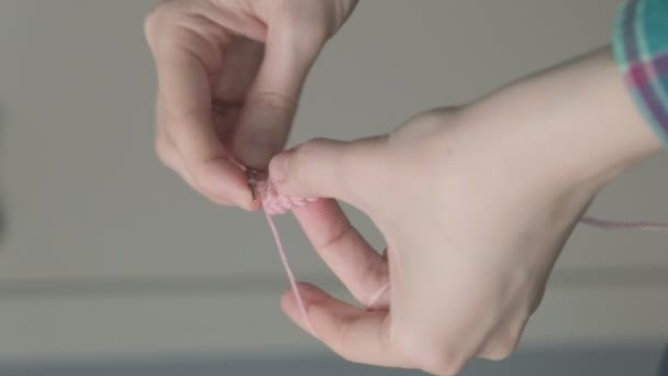 若い女性のかぎ針編み。垂直ビデオ — ストック動画