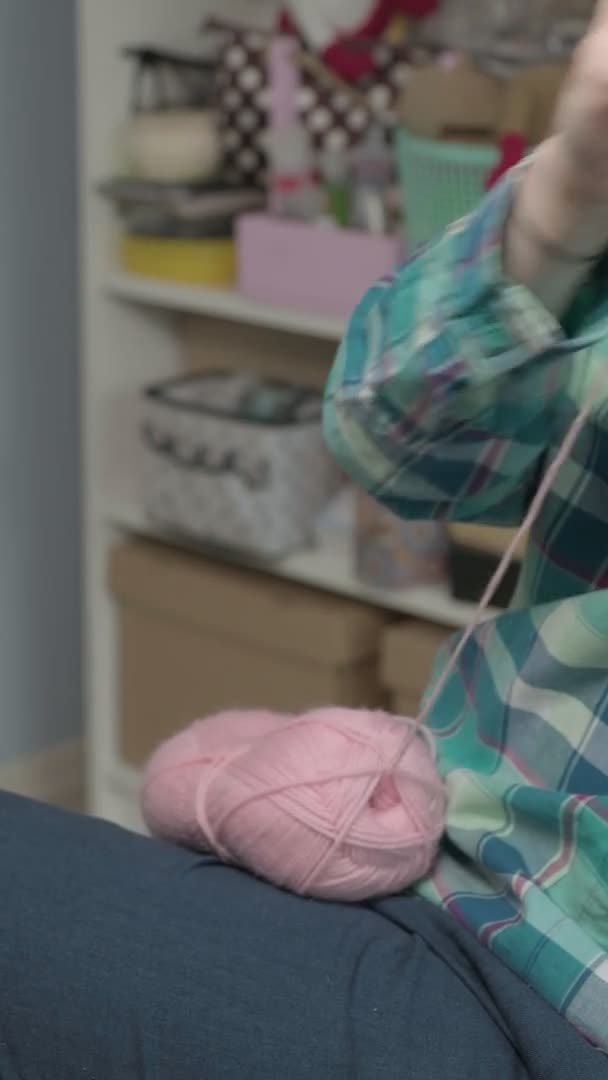 若い女性のかぎ針編み。垂直ビデオ — ストック動画