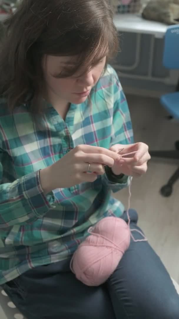 Una mujer joven crochets. Vídeo vertical — Vídeo de stock