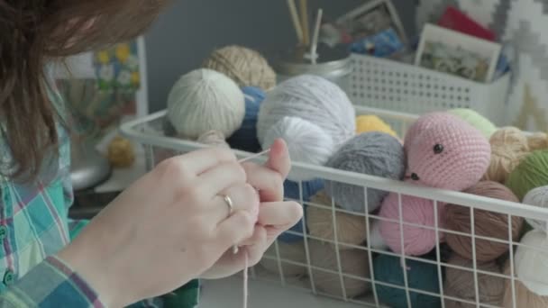 A young woman crochets. — Stock Video