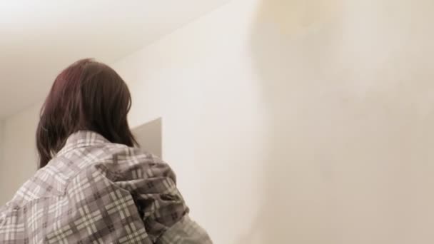 Ženské malířky malují stěny v místnosti. — Stock video