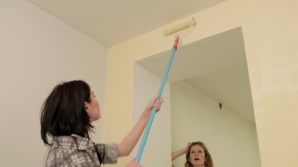 Peintres de maison femmes peignent les murs dans la pièce . — Video