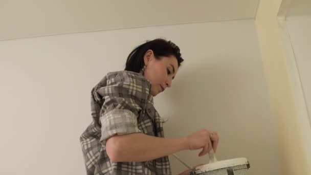 Female house painters paint the walls in the room. — Stock Footage Female house painters paint the walls in the room. Stock Video