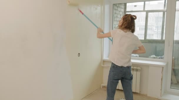 Peintres de maison femmes peignent les murs dans la pièce . — Video